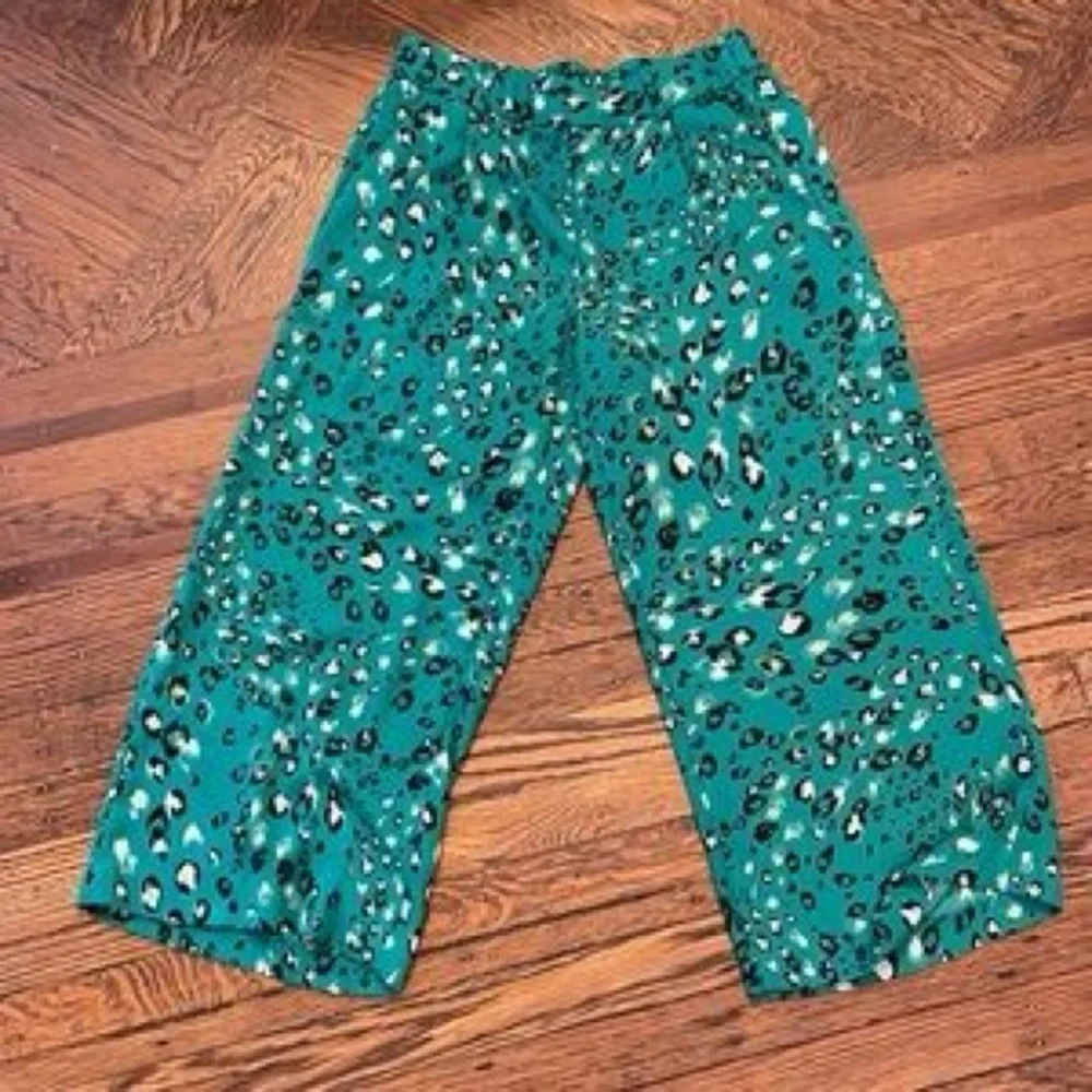 Halogen Green and Black Leopard Print Wide Leg Cropped Pants Size Medium - Picture 6 of 9